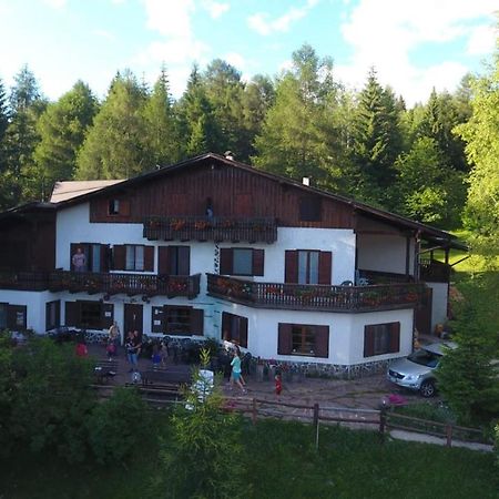 Albergo Scoiattolo Tret Bagian luar foto
